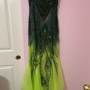 Size small pecan, greenish color, excellent condition.